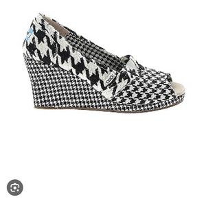 Toms houndstooth wedges size 8 1/2